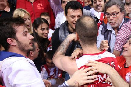 Ο πανηγυρισμός του Σπανούλη με τη γυναίκα και τα παιδιά του (VIDEOS)