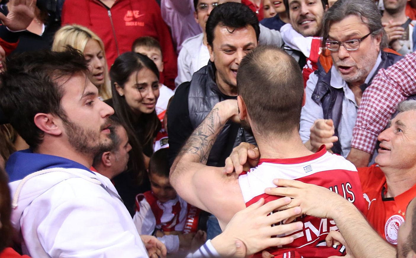 Ο πανηγυρισμός του Σπανούλη με τη γυναίκα και τα παιδιά του (VIDEOS)