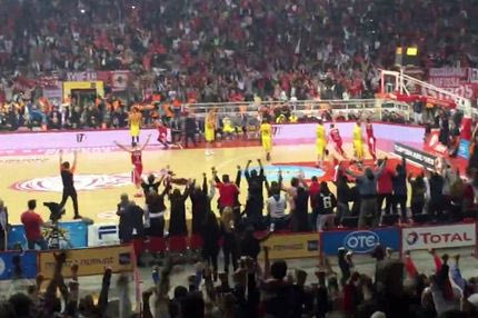 ΕΤΣΙ ΤΟ ΕΖΗΣΑΝ: Ο κόσμος “γκρέμισε” το ΣΕΦ στο τρίποντο του Πρίντεζη (VIDEOS)