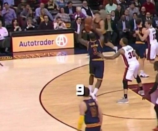 Έκανε εννέα βήματα και πέρασε απαρατήρητος! (VIDEO)