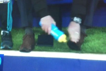 Ο Μουρίνιο καθαρίζει τα παπούτσια του με νερό από το παγούρι (VIDEO)