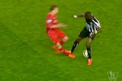 Εγκληματικό πάτημα και αποβολή ο Σισοκό (VIDEOS)