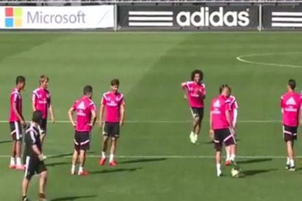 Τρελό κέφι στη Ρεάλ: Άφησαν την μπάλα, το έριξαν στη σάμπα (VIDEO)