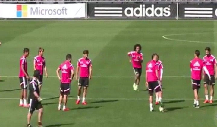 Τρελό κέφι στη Ρεάλ: Άφησαν την μπάλα, το έριξαν στη σάμπα (VIDEO)