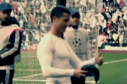 Ο Ρονάλντο χαρίζει φανέλα σε παιδί που o ίδιος χτύπησε (VIDEO)