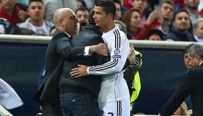 Εισβολή οπαδού και… αγκαλιές με Ρονάλντο (PHOTOS & VIDEO)