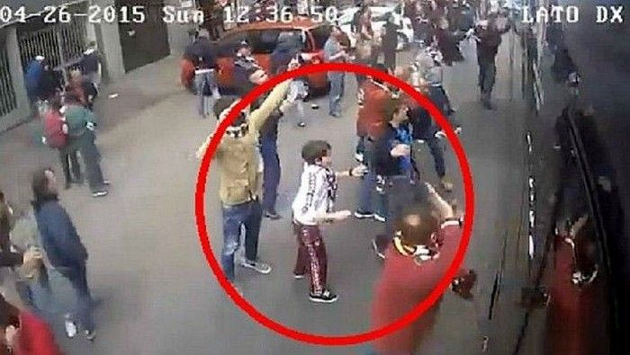 Επίθεση στο πούλμαν της Γιουβέντους από πατέρα και γιο (VIDEO)