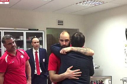 Η αγκαλιά του Πασκουάλ στον Σπανούλη και τα συγχαρητήρια (VIDEO)