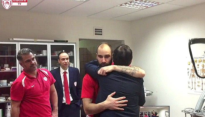 Η αγκαλιά του Πασκουάλ στον Σπανούλη και τα συγχαρητήρια (VIDEO)