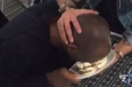 Τούρτα στο πρόσωπο του εορτάζοντα Καμαρά (VIDEO)