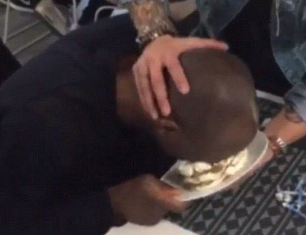 Τούρτα στο πρόσωπο του εορτάζοντα Καμαρά (VIDEO)