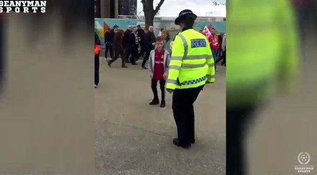 Γυναίκα αστυνομικός με… υψηλή τεχνική κατάρτιση (VIDEO)