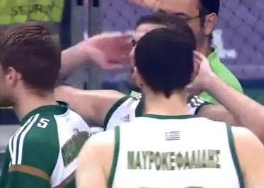 Η αντίδραση του Παππά στη χειρονομία Σπανούλη (VIDEO)