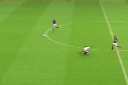 ΑΠΙΘΑΝΟ: Γλίστρησε και έβαλε γκολ από το κέντρο (VIDEO)