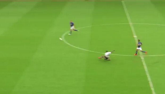 ΑΠΙΘΑΝΟ: Γλίστρησε και έβαλε γκολ από το κέντρο (VIDEO)