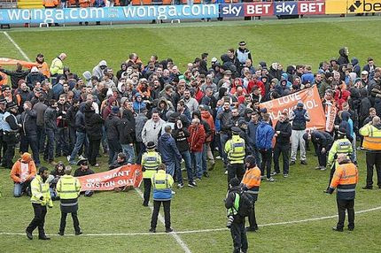 Εισβολή φιλάθλων και διακοπή στο Μπλάκπουλ – Χάντερσφιλντ (VIDEO)