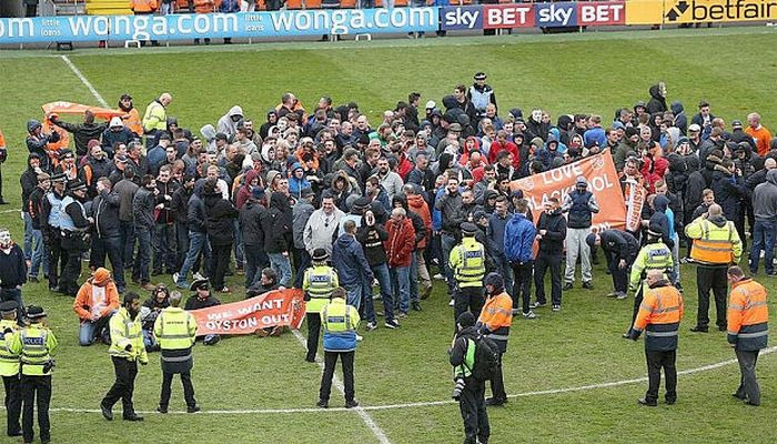 Εισβολή φιλάθλων και διακοπή στο Μπλάκπουλ – Χάντερσφιλντ (VIDEO)