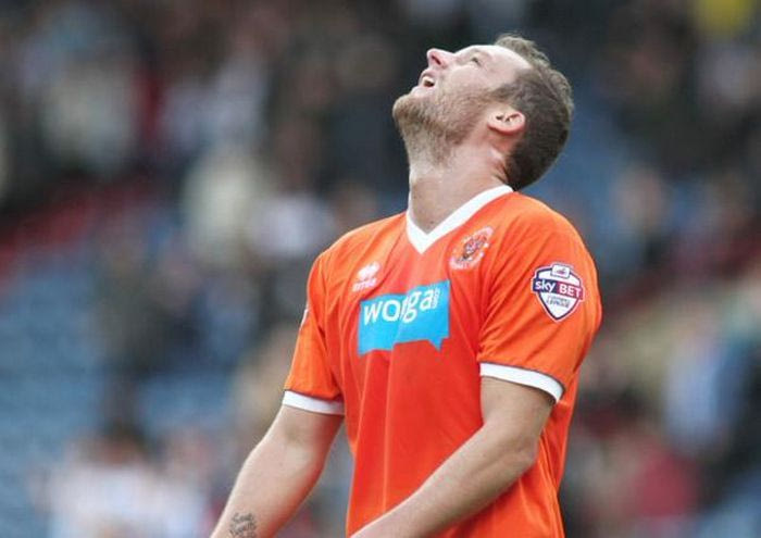 Έδιωξαν 17 ποδοσφαιριστές από την Μπλάκπουλ