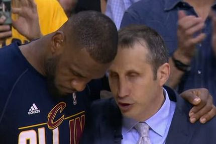 Μπλατ και Τζέιμς αγκαλιά: Το VIDEO της αποθέωσης του κόουτς στον ηγέτη