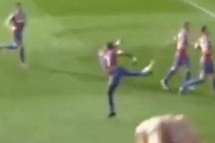 Εξουδετέρωσε μπουκάλι νερού με… καρατιά (VIDEO)