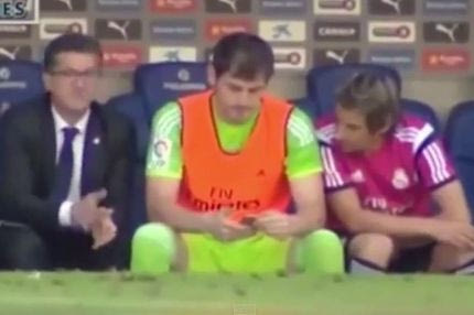 O Κασίγιας έπαιζε με το κινητό στον πάγκο της Ρεάλ (VIDEO)