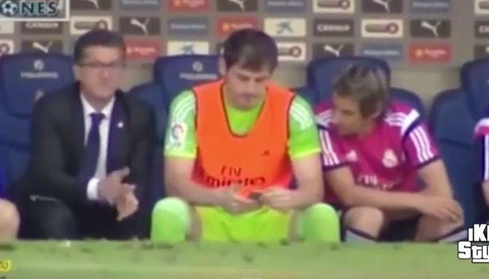 O Κασίγιας έπαιζε με το κινητό στον πάγκο της Ρεάλ (VIDEO)