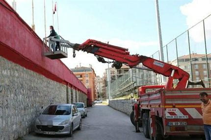 Προπονητής τιμωρήθηκε για 9,5 μήνες και είδε ματς από γερανό! (VIDEO)