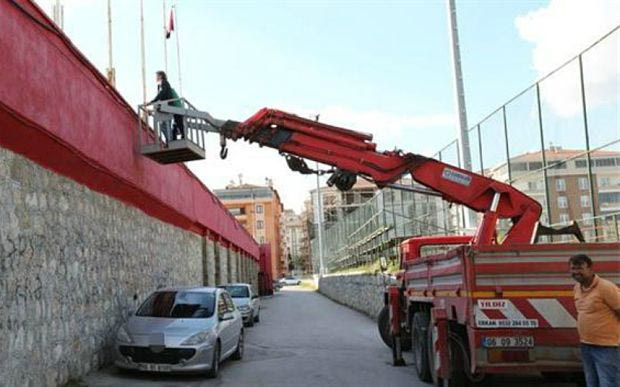 Προπονητής τιμωρήθηκε για 9,5 μήνες και είδε ματς από γερανό! (VIDEO)