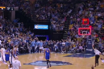 Buzzer beater πίσω από το κέντρο ο Κάρι (VIDEO)