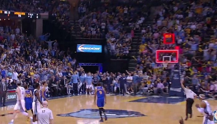 Buzzer beater πίσω από το κέντρο ο Κάρι (VIDEO)