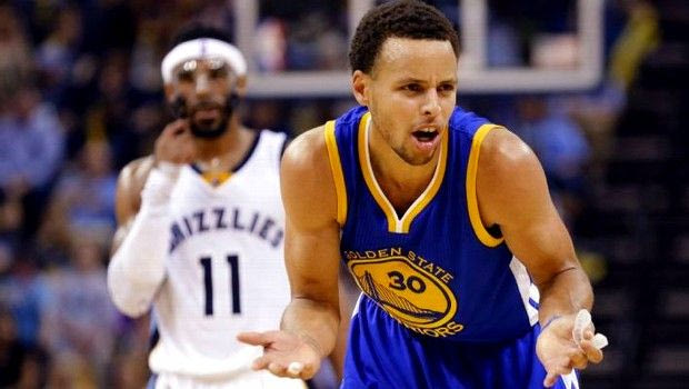 Ο Κάρι παίρνει το ριμπάουντ στα ίσα από τον 20 πόντους ψηλότερο Χάουαρντ (VIDEO)