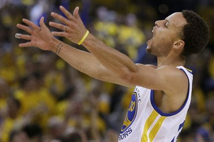 Από τη μέση του γηπέδου και χωρίς να βλέπει ο Κάρι!