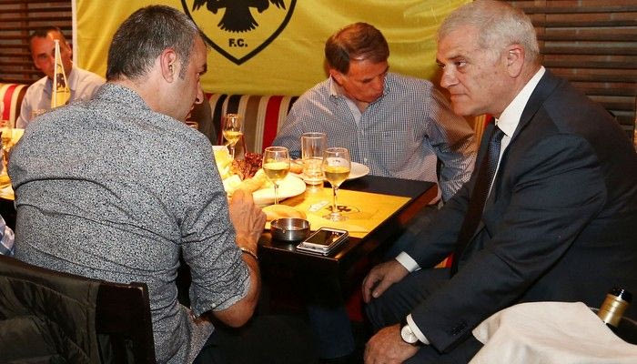 Στα αποδυτήρια ο Μελισσανίδης. Διάλογος με Δέλλα