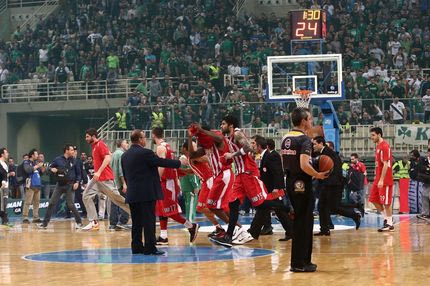 Το “ντου” των οπαδών του Παναθηναϊκού στον πάγκο του Ολυμπιακού (VIDEOS)