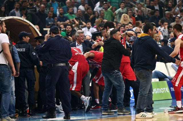 PHOTOSTORY: Το “ντου” των οπαδών του Παναθηναϊκού στον πάγκο του Ολυμπιακού