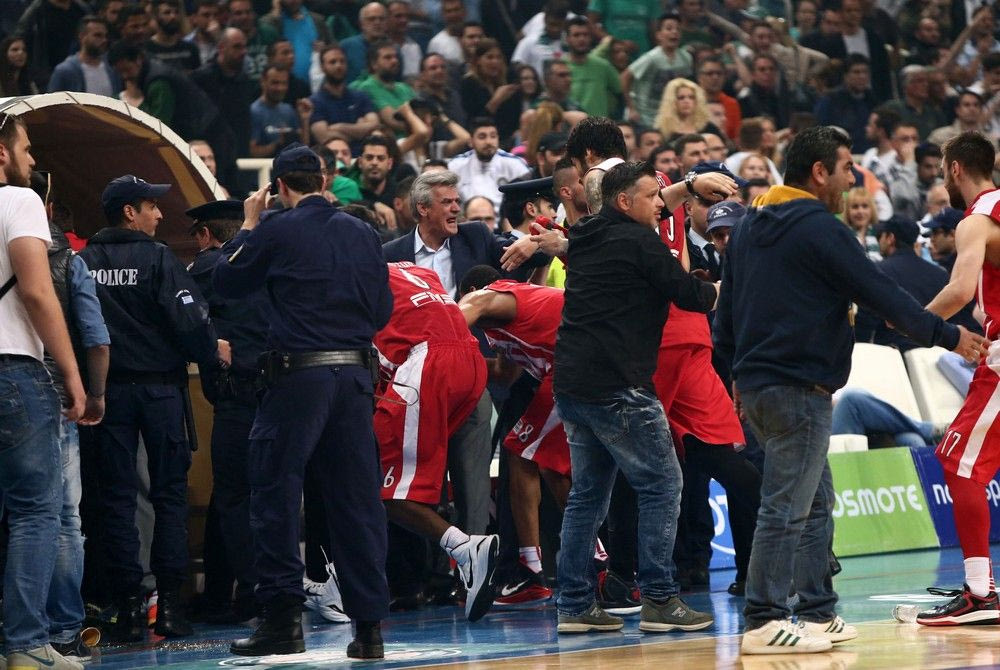 PHOTOSTORY: Το “ντου” των οπαδών του Παναθηναϊκού στον πάγκο του Ολυμπιακού