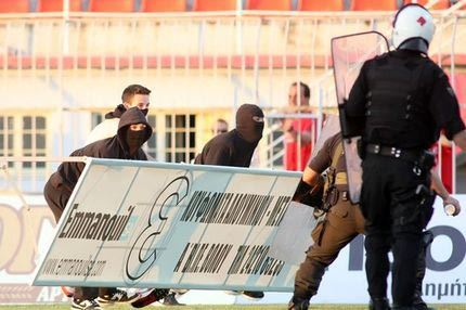 Ένταση και επεισόδια στο Ολυμπιακός Βόλου – Ηρακλής (PHOTOS)