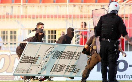 Ένταση και επεισόδια στο Ολυμπιακός Βόλου – Ηρακλής (PHOTOS)