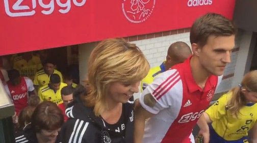 Στον αγωνιστικό χώρο με τις μητέρες τους οι παίκτες του Άγιαξ (VIDEO)