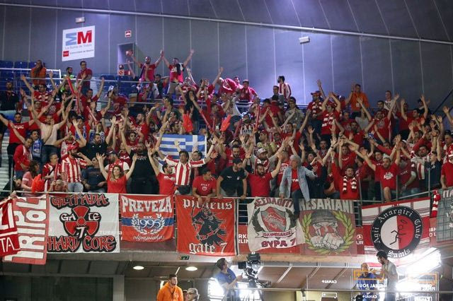 Η εξέδρα του Ολυμπιακού στο τρίποντο του Σπανούλη και το φινάλε (VIDEOS)