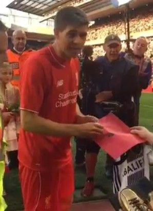 Ο Τζέραρντ αρνείται αυτόγραφο σε φανέλα των Γκάλαξι! (VIDEO)