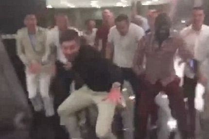 Τρελός χορός των παικτών της Λίβερπουλ με οργανωτή τον Τζέραρντ