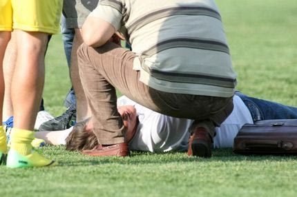 Έπεσε λιπόθυμος στο γήπεδο την ώρα που έκανε παράπονα στο διαιτητή