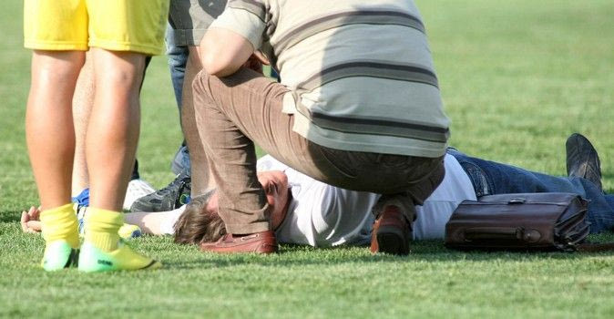 Έπεσε λιπόθυμος στο γήπεδο την ώρα που έκανε παράπονα στο διαιτητή