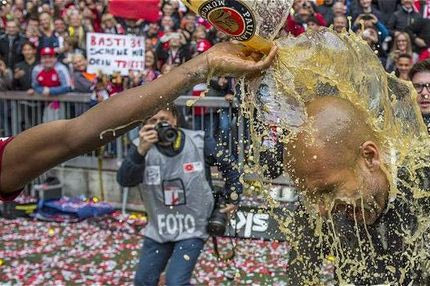 Ο Μπόατενγκ… έλουσε με μπύρα τον Γκουαρδιόλα (VIDEO)