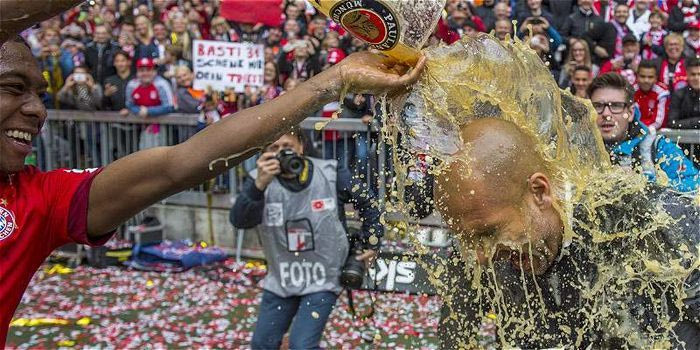 Ο Μπόατενγκ… έλουσε με μπύρα τον Γκουαρδιόλα (VIDEO)