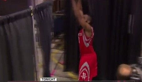 Γκρέμισε τα αποδυτήρια ο Χάρντεν (VIDEO)