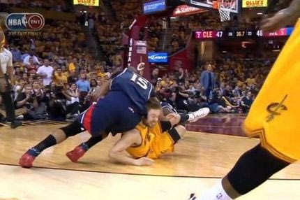 Η “δολοφονική” αγκωνιά του Χόρφορντ στον Ντελαβεντόβα (VIDEO)