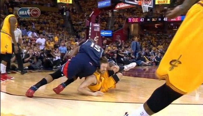 Η “δολοφονική” αγκωνιά του Χόρφορντ στον Ντελαβεντόβα (VIDEO)