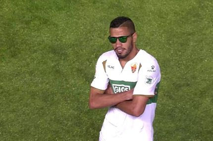 Πανηγύρισε με γυαλί ηλίου! (VIDEO)